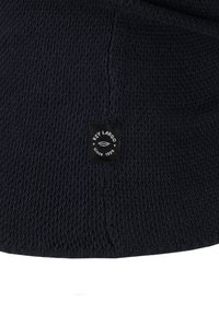 Gestrickte marineblaue Mütze aus strukturiertem Stoff, mit einem schwarzen rechteckigen Etikett, auf dem "KEY LARGO" und "seit 1990" steht.