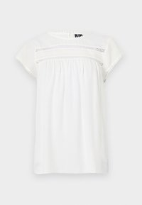Blouse blanche à manches courtes avec un motif en dentelle sur la poitrine et une bordure délicate sur les bords des manches.