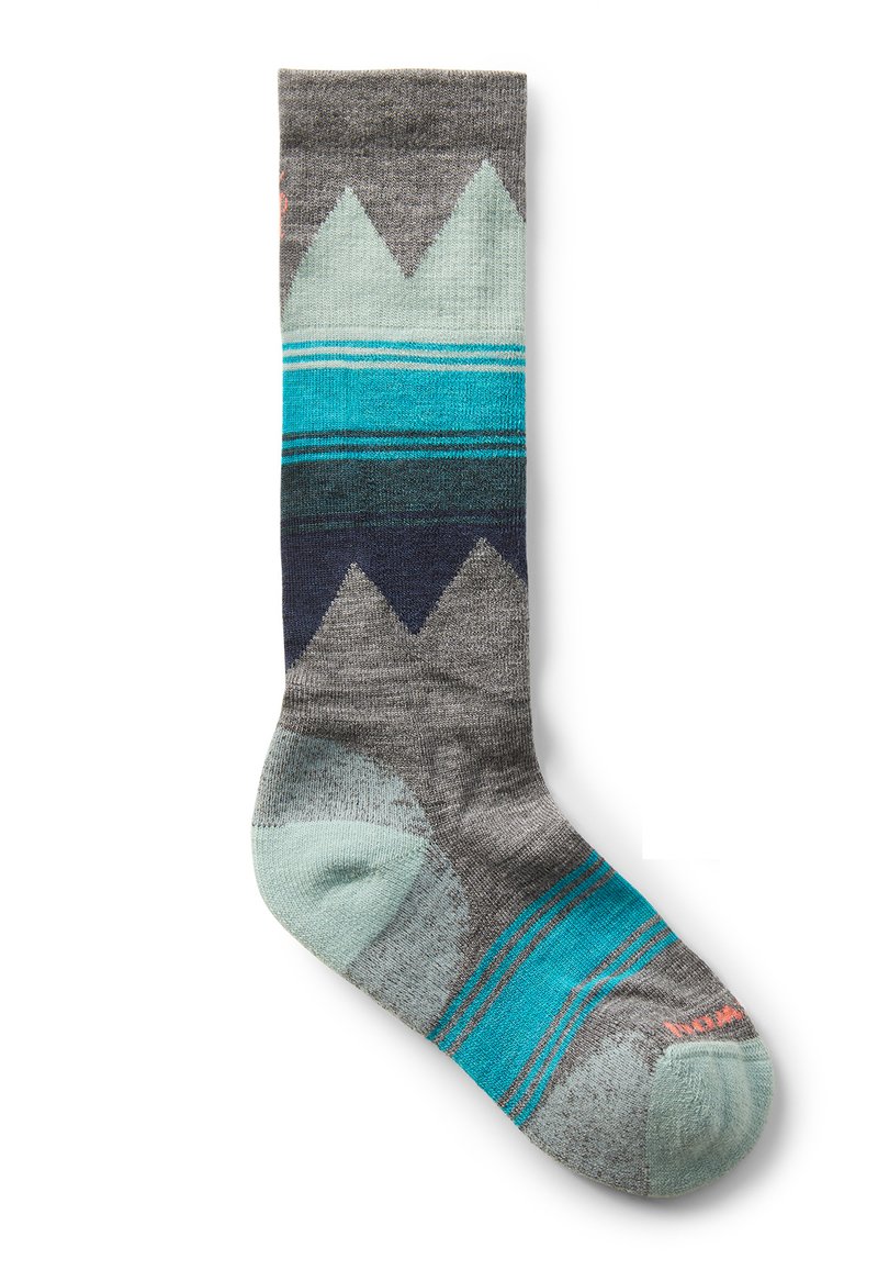 Calcetín hasta la rodilla en gris con patrones de montañas en color teal y navy. Presenta un pico y talón en azul claro, hecho de un material suave y texturizado.