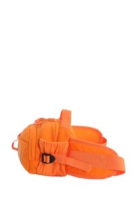 Bolso de cintura naranja con múltiples compartimentos, cierres de cremallera, correas ajustables y un panel de malla para transpirabilidad. Textura de tela duradera.
