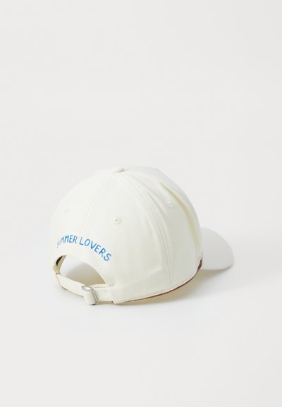 Casquette en tissu blanc avec le texte brodé bleu "SUMMER LOVERS" à l'arrière, dotée d'une sangle réglable avec boucle en argent et d'une visière courbée.