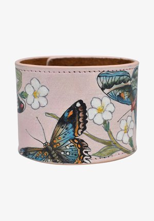 Roze leren manchet met geschilderde vlinders en witte bloemen. Kenmerkt gedetailleerde ontwerpen en een gladde textuur. Genaaide randen voor duurzaamheid.