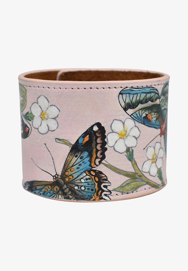 Roze leren manchet met geschilderde vlinders en witte bloemen. Kenmerkt gedetailleerde ontwerpen en een gladde textuur. Genaaide randen voor duurzaamheid.