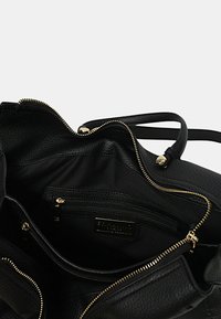 Borsa a tracolla in pelle nera con finitura testurizzata, cerniera dorata e diversi scomparti interni. Design spazioso realizzato con materiali resistenti.