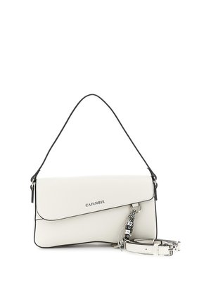 Bolso CaféNoir de cuero blanco con ribetes negros, correa para el hombro y charm decorativo con cuentas que forman la palabra "NOIR" sobre un fondo blanco.