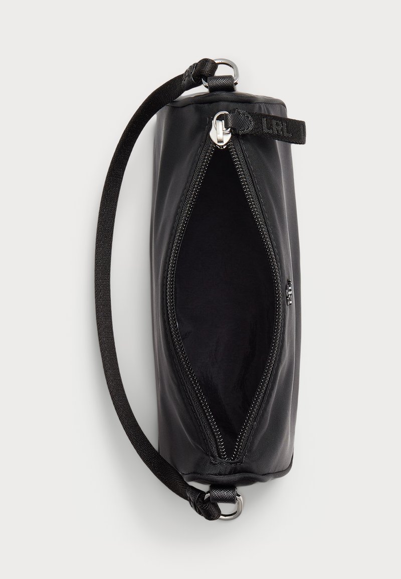 Schwarze, zylindrische Clutch aus glattem Leder. Verfügt über einen oberen Reißverschlussverschluss, einen einzigen Tragegurt und ein Innenfutter.