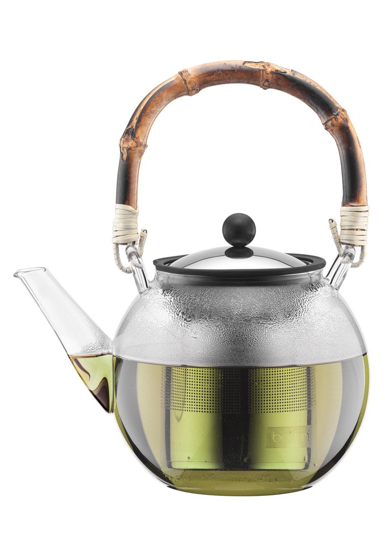 Tetera de vidrio con mango de bambú, tapa de acero inoxidable y un infusor incorporado lleno de té verde claro.