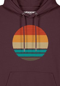 Bordeauxfarbener Hoodie mit einem kreisförmigen Grafikdesign, das horizontale Streifen in rot, orange, beige, türkis und grün zeigt. Mit Kordelzug und Fronttasche.