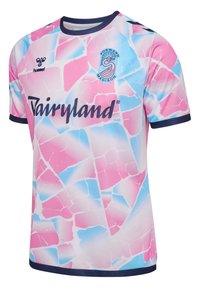 Kurzarm-Fußballtrikot mit einem pinken und blauen Crackle-Muster. Verfügt über einen marineblauen Ausschnitt und Saum, sowie ein "Dairyland"-Logo in dunkler Schrift.