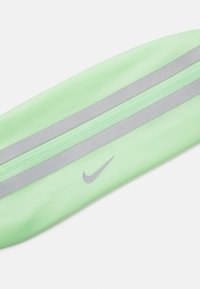 Nike Performance SLIM WAIST PACK 3.0 UNISEX - Diržinis krepšelis - vapor green/black/silver