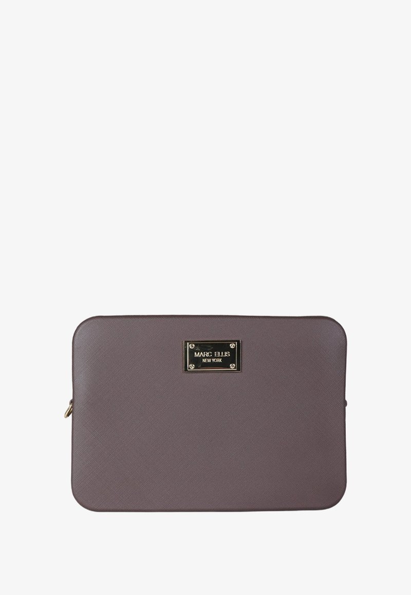 Custodia per laptop rettangolare marrone con superficie testurizzata, angoli arrotondati e piastra metallica dorata con la scritta "Marc Ellis New York" sul davanti.