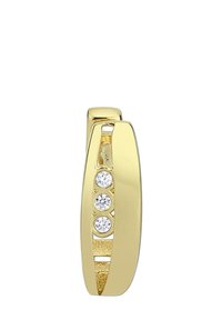 Boucle d'oreille créole en ton or, présentant un design épuré avec trois pierres rondes et transparentes serties dans une section ouverte. Surface lisse et finition polie.