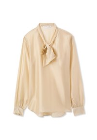 Blusa di raso beige con colletto a cravatta, maniche lunghe e polsini abbottonati. Texture liscia con una vestibilità ampia e orlo arrotondato.