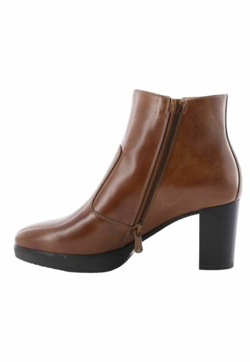 Stivale alla caviglia in pelle marrone con cerniera laterale, punta rotonda e tacco spesso nero. Texture liscia e design elegante con dettagli minimi.