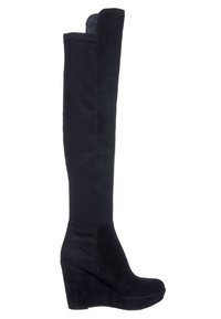Botas negras por encima de la rodilla, hechas de suave ante, con un tacón de cuña y un diseño liso con un ligero acento de tela en la parte superior.