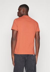 Calvin Klein CUT THROUGH LOGO - Apdrukāts T-krekls - copper sun