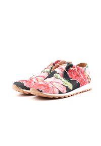 Zapatos con estampado floral, con una parte superior de malla transpirable en rosa y negro, suela de goma tostada y acentos en zigzag blancos. Presentan un diseño sin cordones.