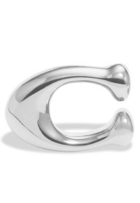 Anillo escultórico de plata con un acabado pulido, que presenta una forma curva y dos extremos redondeados, creando un diseño distintivo y moderno.