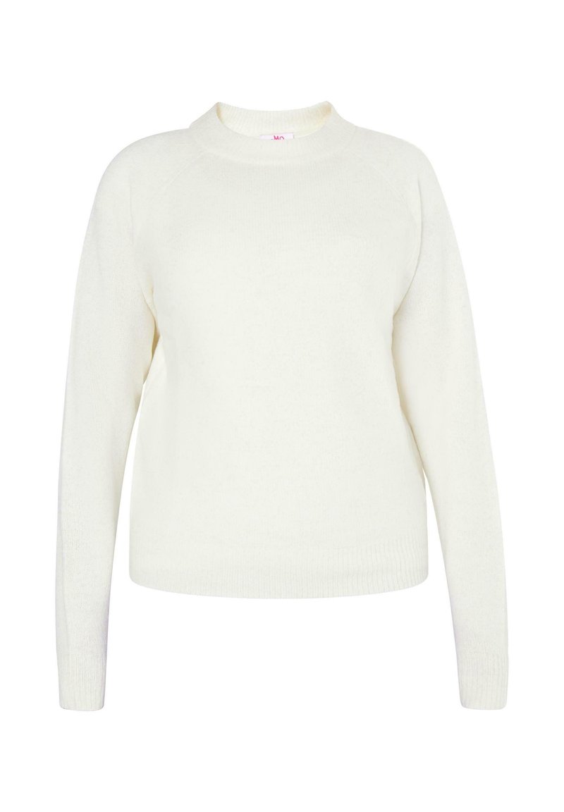 Weißer langärmeliger Strickpullover mit Rundhalsausschnitt sowie gerippten Bündchen und Saum, auf einem weißen Hintergrund präsentiert.