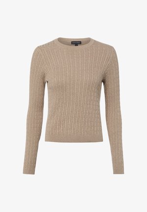 Beige kabelgebreide trui met lange mouwen, ronde halslijn en geribbelde boorden en zoom, voorkant weergegeven op witte achtergrond.