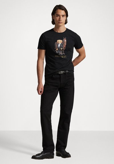 Čierne bavlnené tričko s potlačou grafiky psa v smokingu a koňa, klasický okrúhly golier, krátke rukávy a voľný strih.