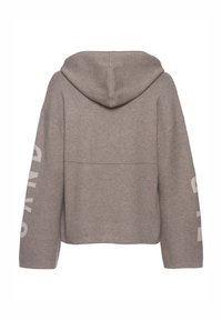 Gekürzter grauer Hoodie aus weichem Material, mit Kapuze und großen weißen Buchstaben auf dem linken Ärmel. Einfaches, lässiges Design.
