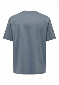 Korte mouwen T-shirt van zacht, lichtblauw katoen. Losse pasvorm met een ronde halslijn en zonder zichtbare logo's of patronen. Glad textuur.