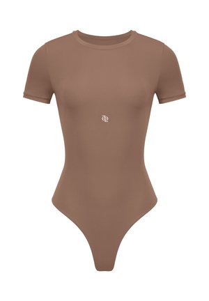 Brauner Kurzarm-Body mit Rundhalsausschnitt und kleinem weißen Logo in der Mitte der Brust, entworfen für eine figurnahe Silhouette.