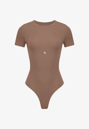 Brauner Kurzarm-Body mit Rundhalsausschnitt und kleinem weißen Logo in der Mitte der Brust, entworfen für eine figurnahe Silhouette.