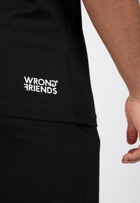 Wrong Friends NO GUTS NO GLORY  - Triko s potiskem - black
