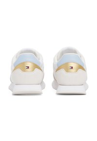 Fehér sneaker kék és arany díszítéssel, sima felsőrésszel, velúr részletekkel és texturált, párnázott talppal.