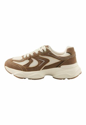 Brązowy i beżowy sneaker z panelami z siateczki i zamszu, białymi sznurówkami oraz grubą białą podeszwą na jednolitym tle.