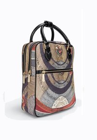 Rechteckige Handtasche mit schwarzen Ledergriffen, goldenen Reißverschlüssen und einem farbenfrohen, abstrakten Kreisdesign mit Text auf dem Stoffaußenbereich.