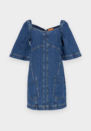 Abito in denim con maniche corte e larghe, scollatura a V, chiusura con zip anteriore e due tasche a toppa. È realizzato in tessuto blu con cuciture visibili.