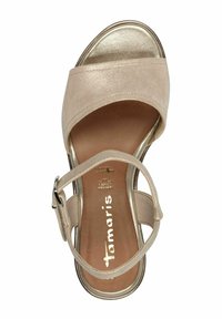 Sandalo beige in suede con punta aperta e fascetta alla caviglia, dettagli metallici dorati, soletta imbottita e tacco sottile leggermente elevato.