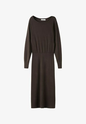 Rochie midi tricotată cu mâneci lungi, de culoare maro închis, cu decolteu rotund și talie ajustată.