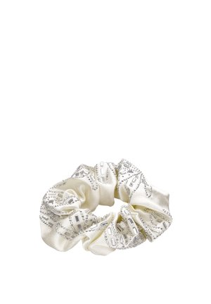 Elfenbensfarvet satin scrunchie dekoreret med små sølvperler og rektangulære rhinsten, arrangeret i geometriske mønstre.