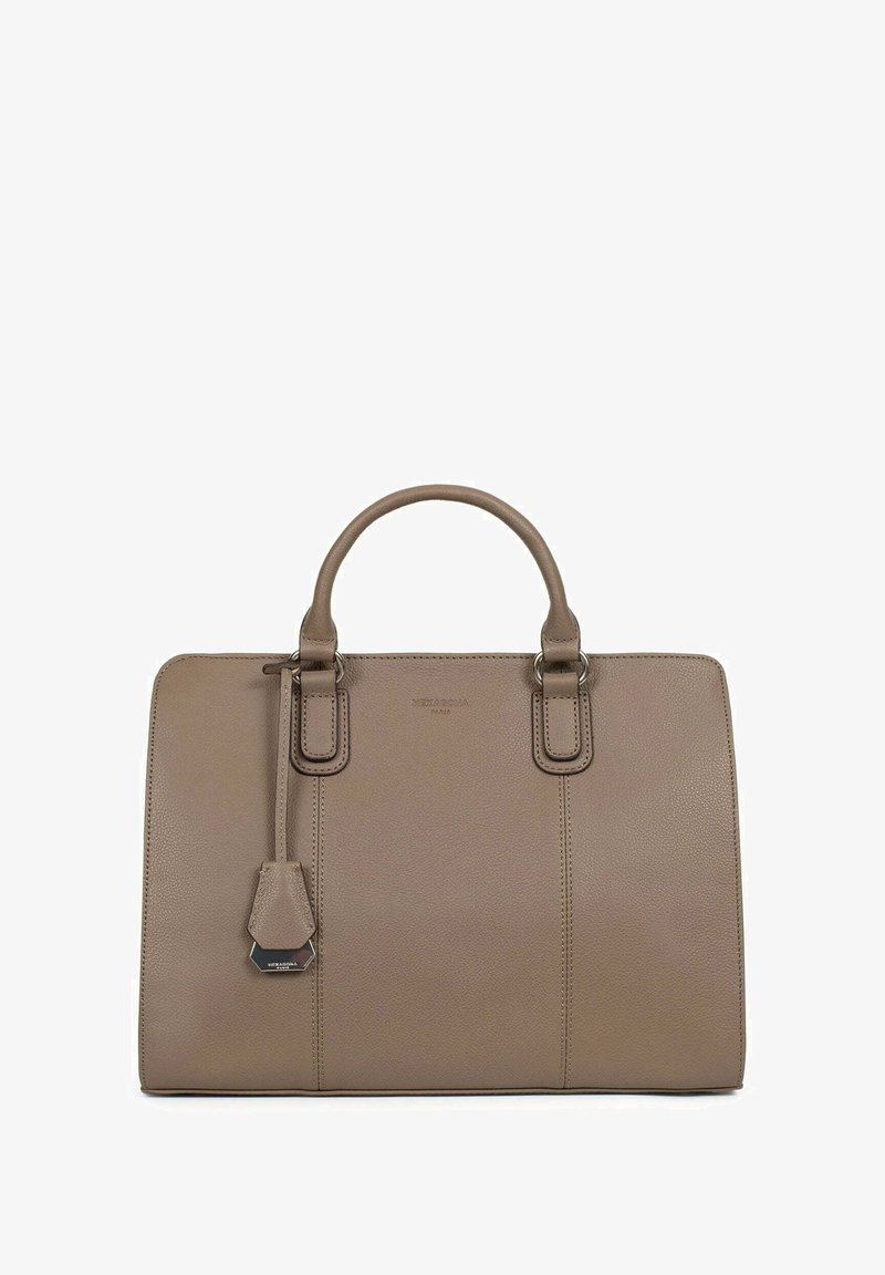 Gestructureerde handtas van licht taupe leer met dubbele handgrepen, decoratieve accenten en een afneembare tag. Verticale stiksels geven textuur.