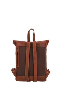 Zaino marrone realizzato in pelle e tessuto, dotato di due spallacci regolabili, manico superiore e tasca laterale con zip.