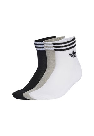 Drei Paar Knöchelsocken in Schwarz, Grau und Weiß. Jede Socke hat einen kontrastierenden gestreiften Bündchen und das Adidas-Logo an der Seite.