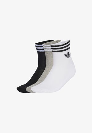 Tri para čarapa do gležnja u crnoj, sivoj i bijeloj boji. Svaka ima kontrastni prugasti rub i Adidas logo sa strane.