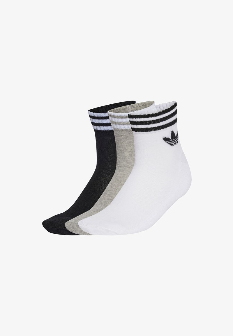 Τρεις ζευγάρια καλτσών μέχρι τον αστράγαλο σε μαύρο, γκρι και λευκό χρώμα. Κάθε ζευγάρι έχει μια αντιπαραβαλλόμενη ριγέ μανσέτα και το λογότυπο της Adidas στο πλάι.