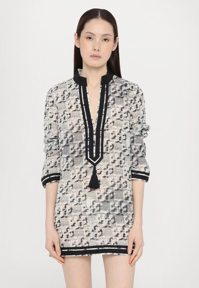 Rochie scurtă dintr-un material transparent cu model. Prezintă un guler negru, un decolteu adânc în V și un detaliu cu franjuri. Accente în dungi alb-negru.