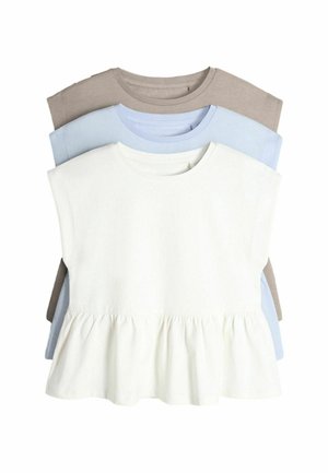 Tri krátke tričká s krátkym rukávom v béžovej, svetlomodrej a bielej farbe, vrstvené, pričom biele tričko má peplumový lem.