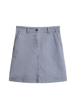 Hellblauer Jeansrock in A-Linien-Form mit vorderer Knopfleiste, Gürtelschlaufen, seitlichen Taschen und sichtbaren Nahtdetails.