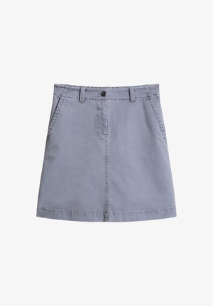 Lichtblauwe denim A-lijn rok met knoopsluiting aan de voorkant, riemlussen, zijzakken en zichtbare stikseldetails.
