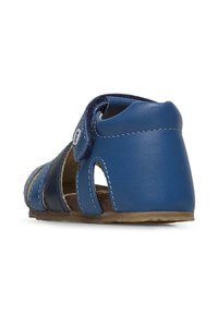 Sandal in pelle blu con retro arrotondato, lati aperti e strap in Velcro. Suola testurizzata con dettagli cuciti lungo i bordi.