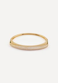 Złoty bransoletka w kształcie łuku, ozdobiona rzędem małych osadzonych kryształków, które dodają blasku, oraz gładką, polerowaną teksturą.