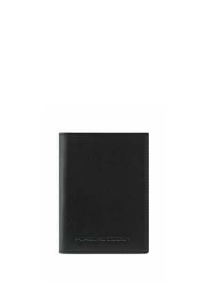 Portefeuille bi-fold en cuir noir avec logo "Porsche Design" subtilement embossé en bas au centre sur fond blanc.