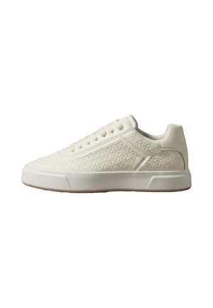 Lavtop off-white sneaker med snørelukning foran, geometrisk prægning på siderne og tyk hvid sål.